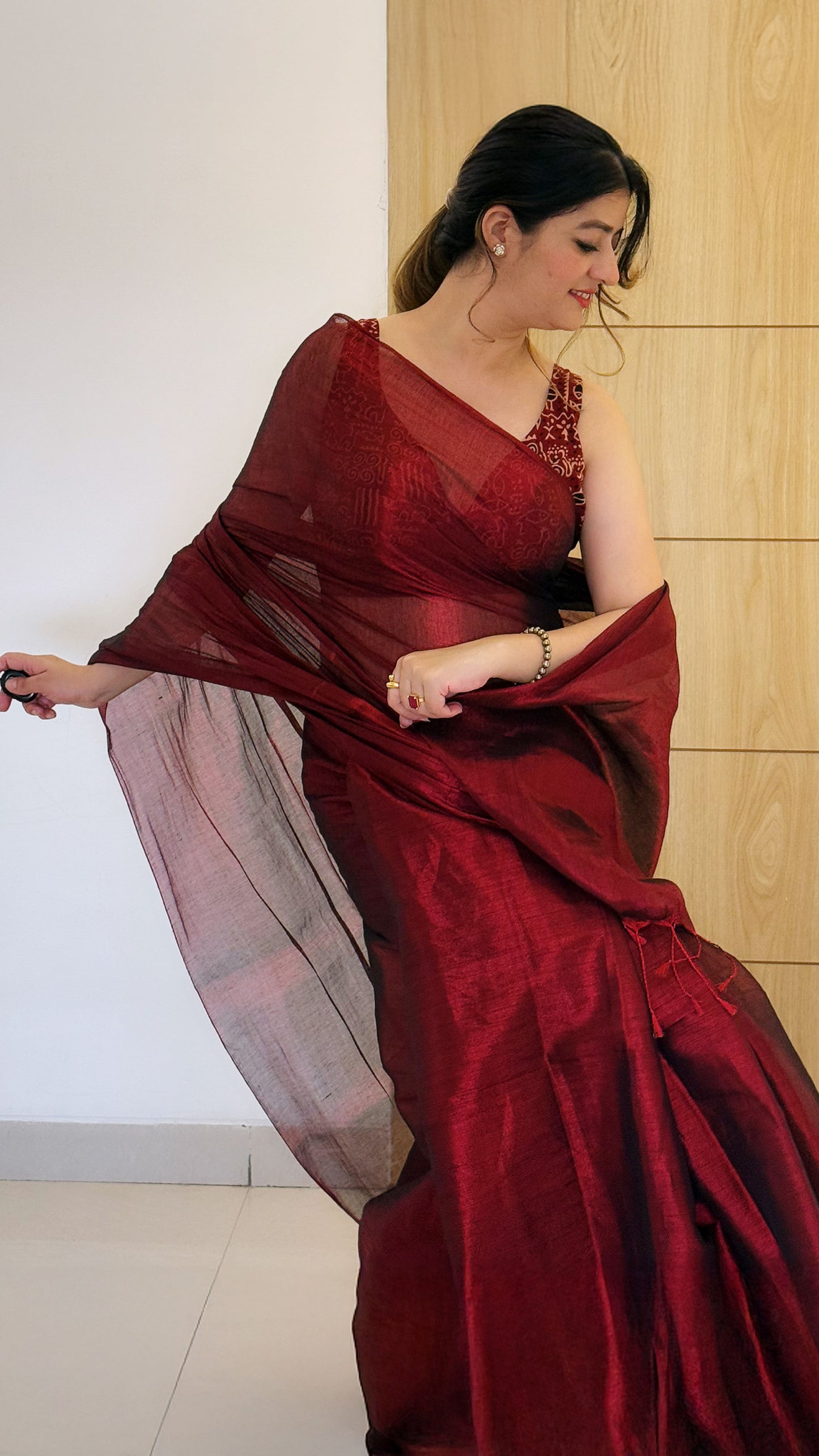 Scarlet Radiance – Graceful Maroon Tissue Saree